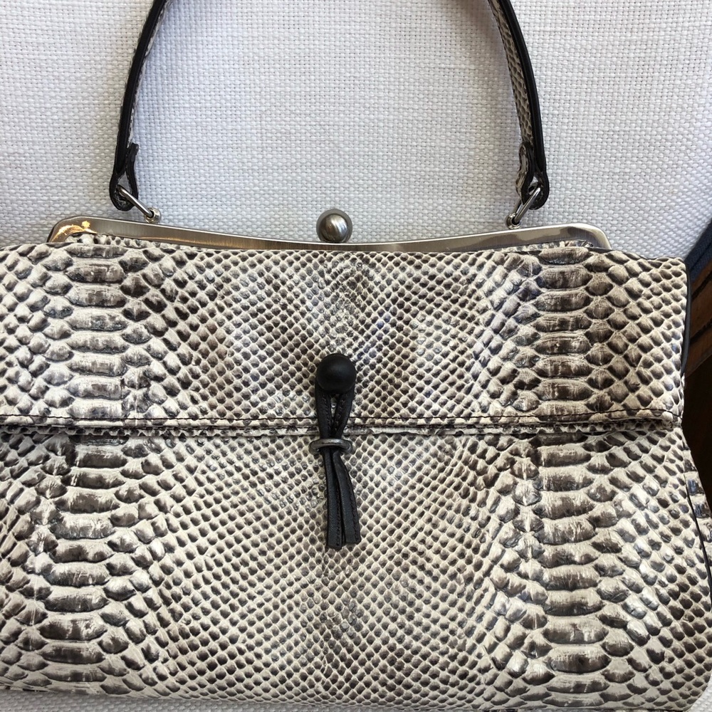 Johnson and Murphy Elegant purse beautiful detail